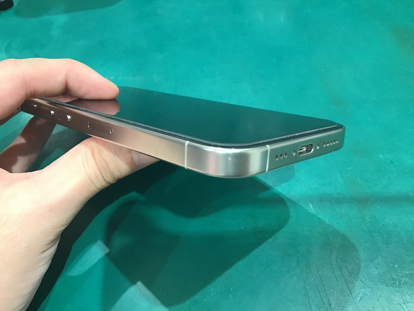 【スマホが勝手に動く！】恐怖の「ゴーストタッチ」が起きる原因と今すぐ試すべき対処法